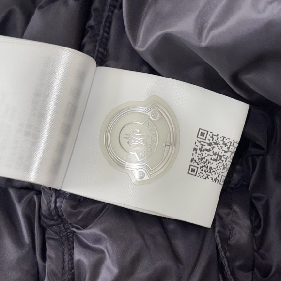Lightly used moncler jacket - Picture 4 of 4